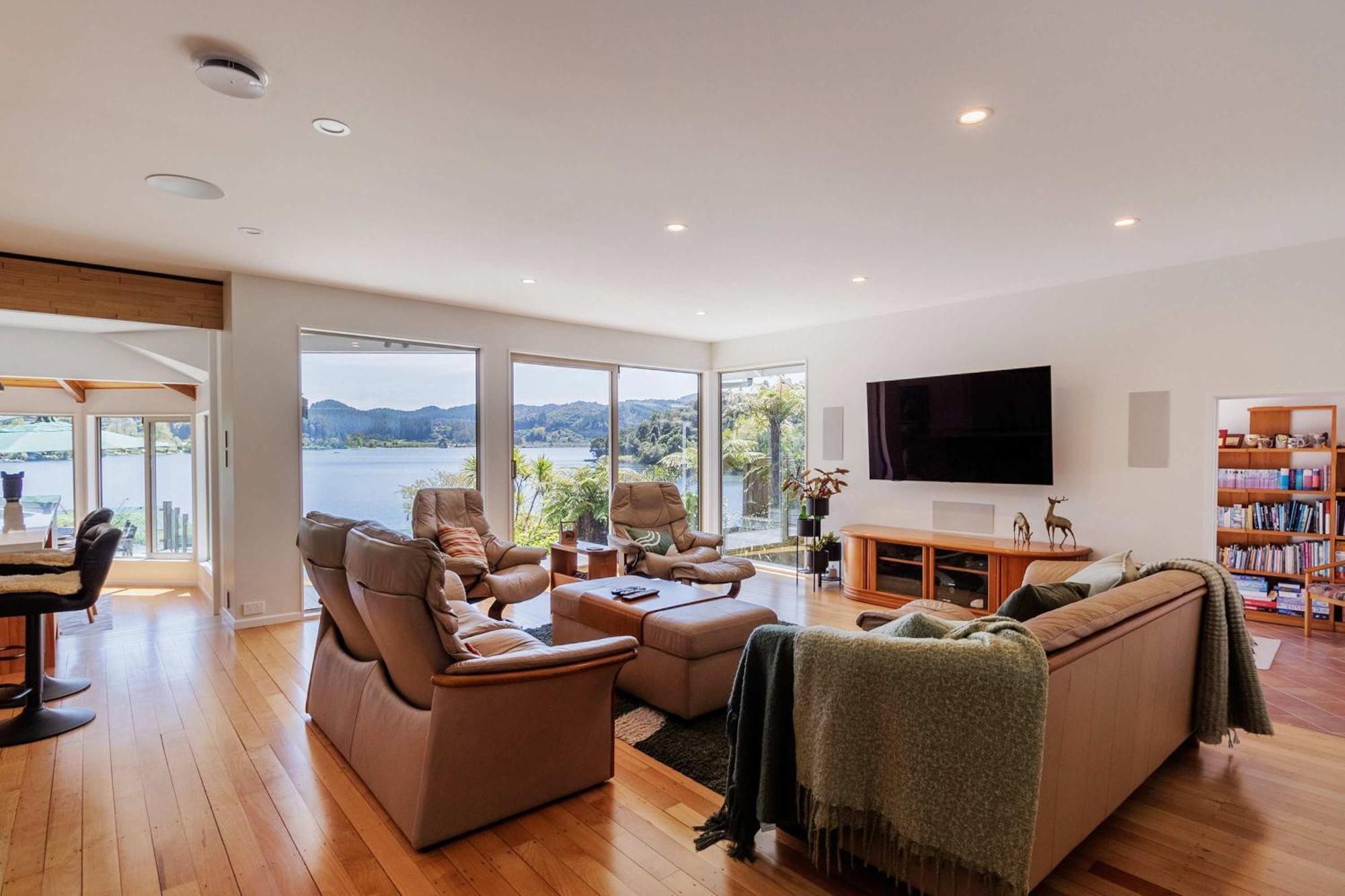 Holiday home The Bach - Luxury Waterfront Living With Pool